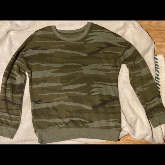 Zoe + Liv Sweaters - CAMO Medium Polyester/Spandex Sweater